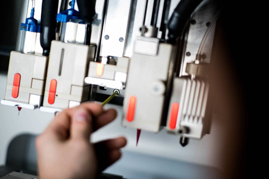 Detalhe das ferramentas de impressão da bioimpressora 3D RegenHU modelo R-Gen 200